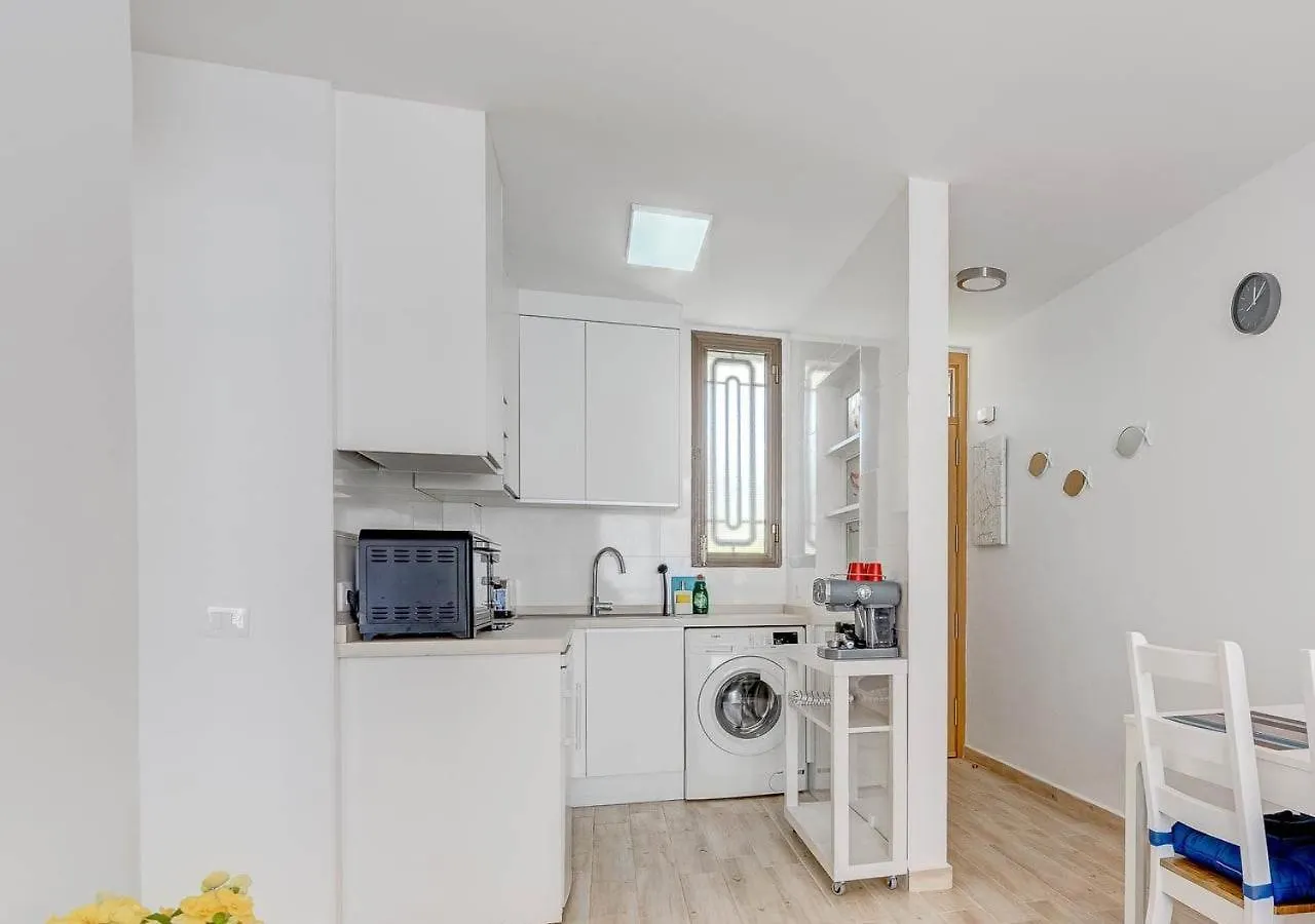 Apartment Stylish Flat And Pool With 3 Rooms, Sleeps 6, Los Cristianos